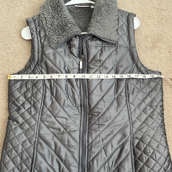 Denim and‎ Co. Quilted Vest Faux Fur Collar Sleeveless Puffer Gray/Silver Size S - Picture 5 of 6